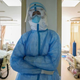 Esta foto tomada el 16 de febrero de 2020 muestra a un miembro del personal médico descansando en la sala de aislamiento del Hospital de la Cruz Roja de Wuhan. Foto: STR/AFP via Getty Images